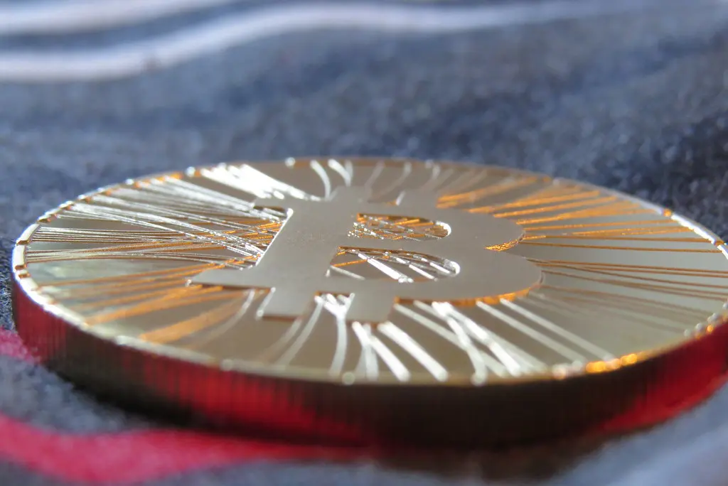 Eine goldene physische Bitcoin-Münze in Nahaufnahme.