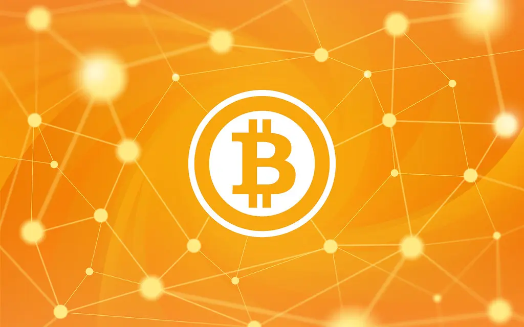 Das Logo von Bitcoin vor einem orangefarbenen Hintergrund mit einer vernetzten Struktur.