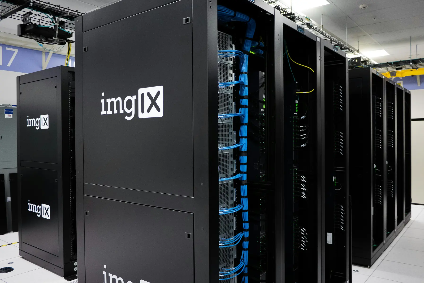 Schwarze Server-Racks mit blauen Kabeln in einem modernen Rechenzentrum