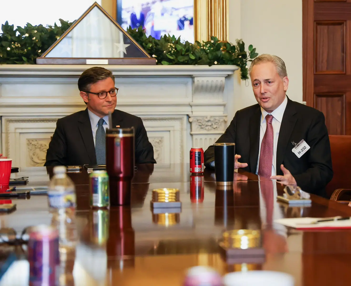 David Sacks und Mike Johnson in einer Besprechung an einem Tisch.