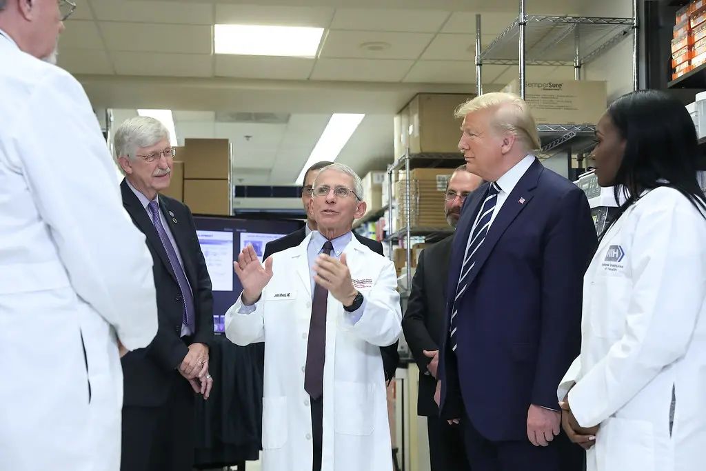Donald Trump spricht mit Medizinern in den NIH-Einrichtungen.