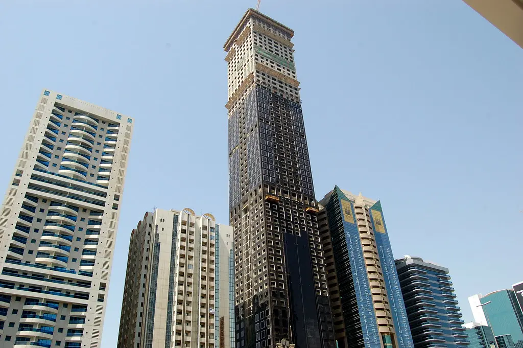 Moderne Hochhäuser im Dubai International Financial Centre unter einem klaren blauen Himmel.