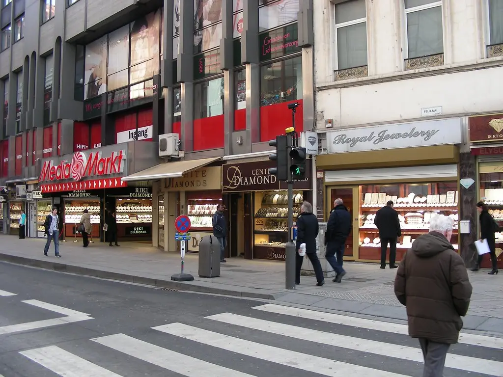 Außenansicht einer MediaMarkt-Filiale in einer Einkaufsstraße mit Fußgängern.