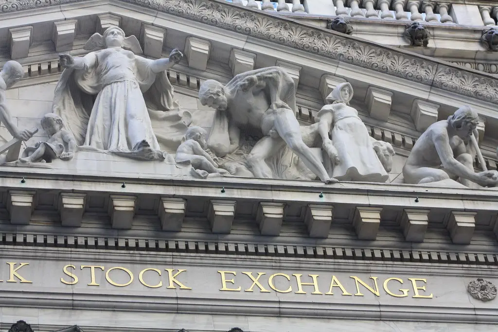 Detailansicht der Fassade der New York Stock Exchange mit Skulpturen und dem Schriftzug
