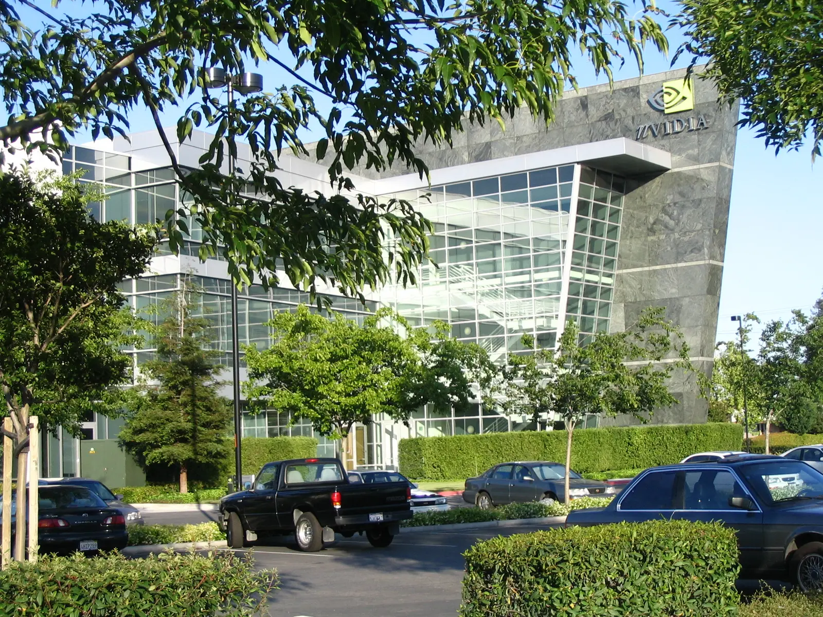 Das moderne Hauptgebäude von Nvidia mit Glasfassade und Firmenlogo.