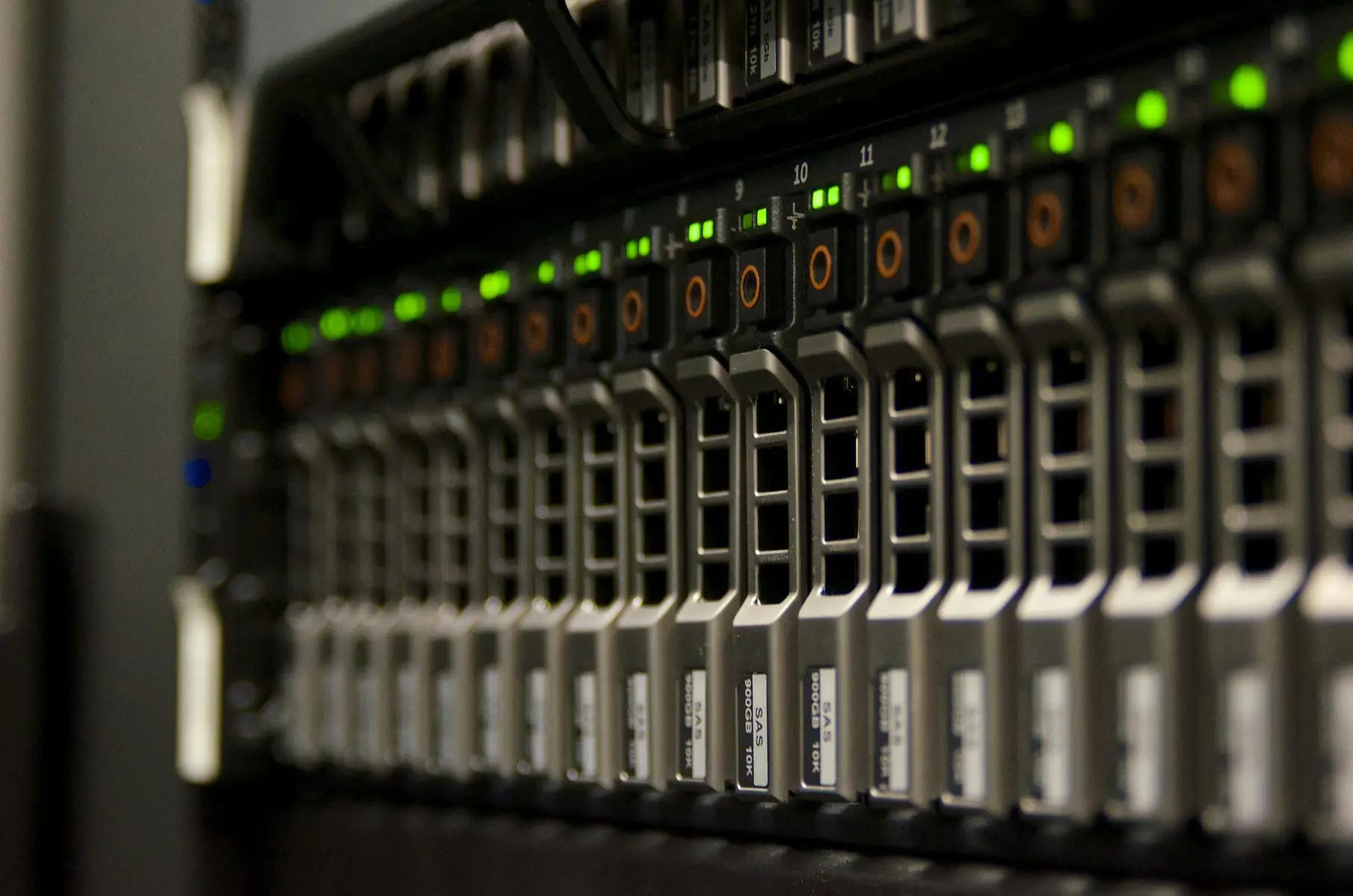 Nahaufnahme von Server-Festplatten mit blinkenden grünen Status-LEDs in einem Rechenzentrum