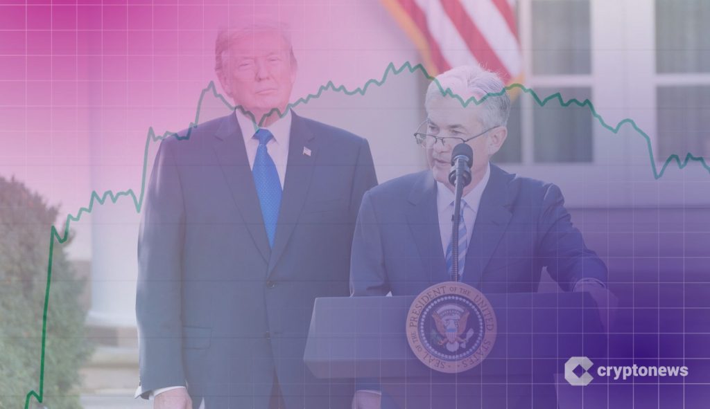 Fed johtaja Jerome Powell puhuu Valkoisen talon edessä, presidentti Trump hänen takanaan..