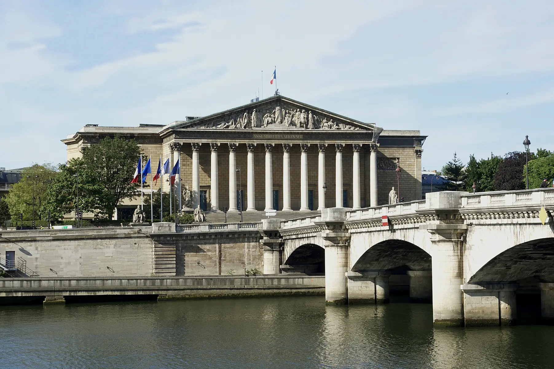 Het Palais Bourbon, het zetel van de Franse Assemblée nationale, gezien vanaf de Seine in Parijs.
