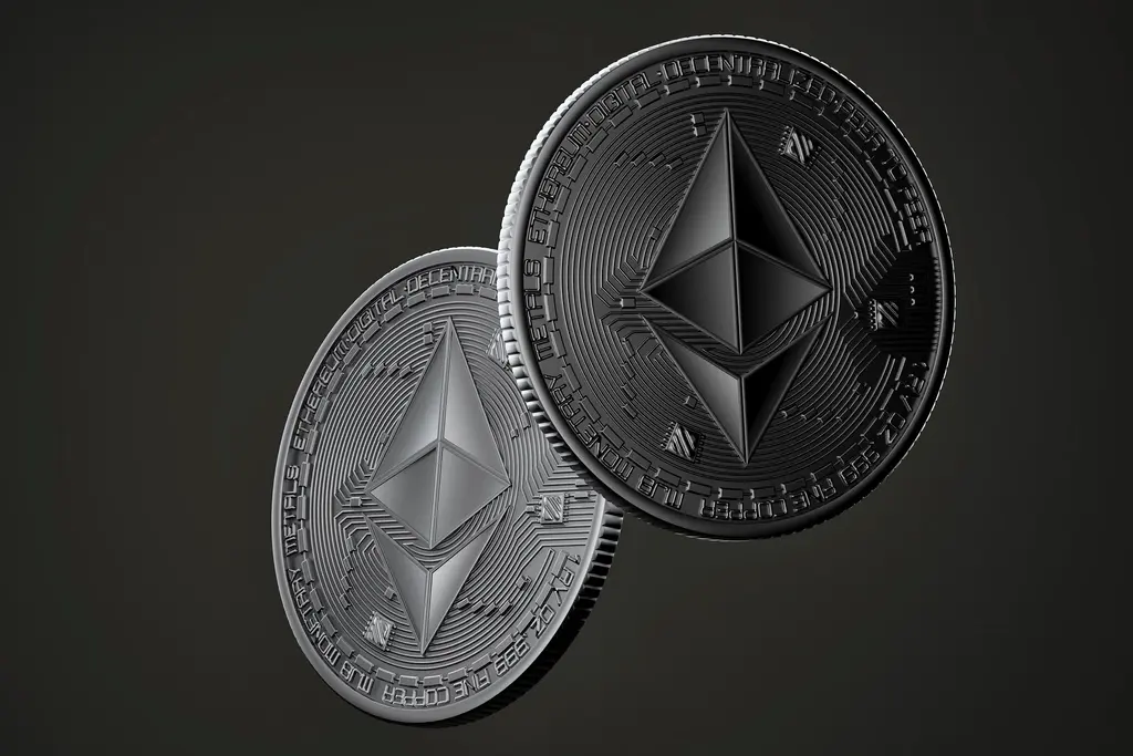 Twee zilverkleurige Ethereum cryptocurrency munten met het kenmerkende logo.
