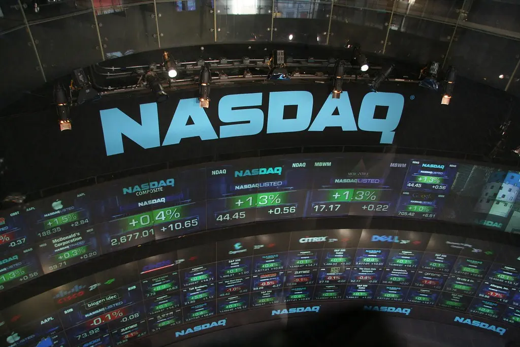 Het Nasdaq-logo en digitale beursdisplays in het Nasdaq MarketSite gebouw.