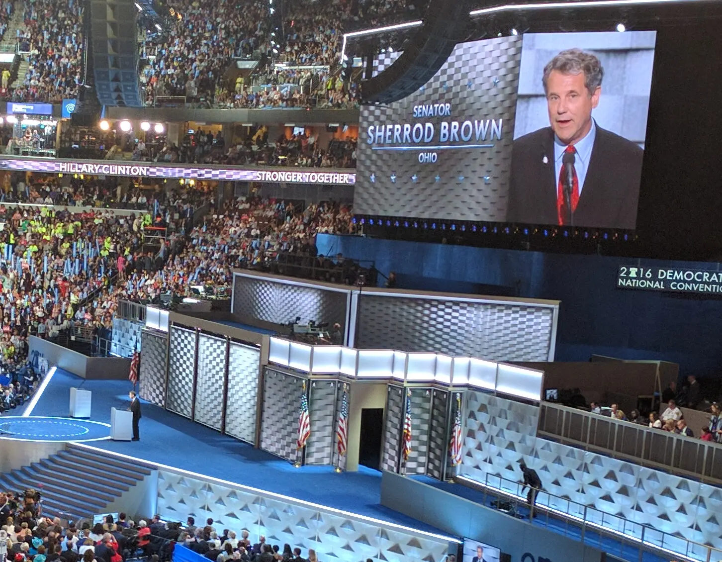 Portret van senator Sherrod Brown op een groot scherm tijdens de Democratic National Convention van 2016.