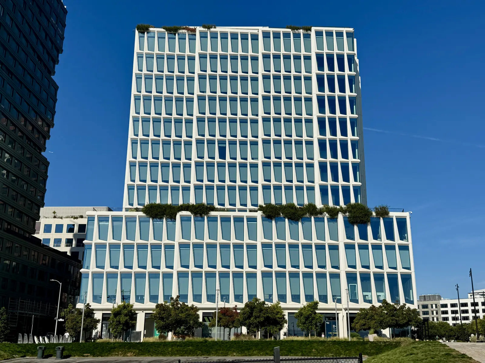 Het moderne hoofdkantoor van Visa onder een helderblauwe lucht.