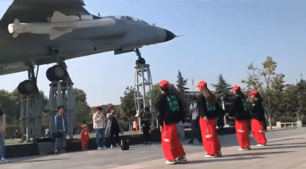 A dance performance at a promotional event intended to spur digital yuan adoption in Zhenjiang&rsquo;s Phoenix Cultural Plaza. (Source: yangli20067/Weibo)