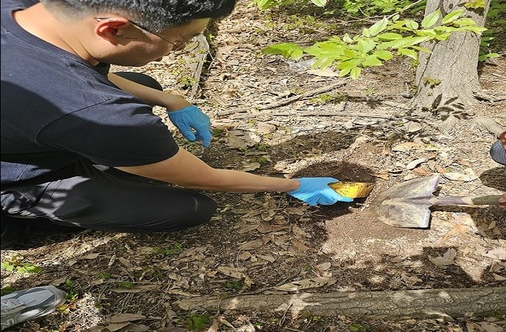 Jeonnam Provincial Police Agency officials dig up a package contianign narcotics, hidden on a remote mountain path.