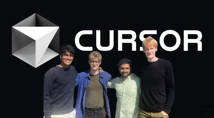 Quatro pessoas sorrindo em frente ao logotipo da Cursor AI em um fundo preto.