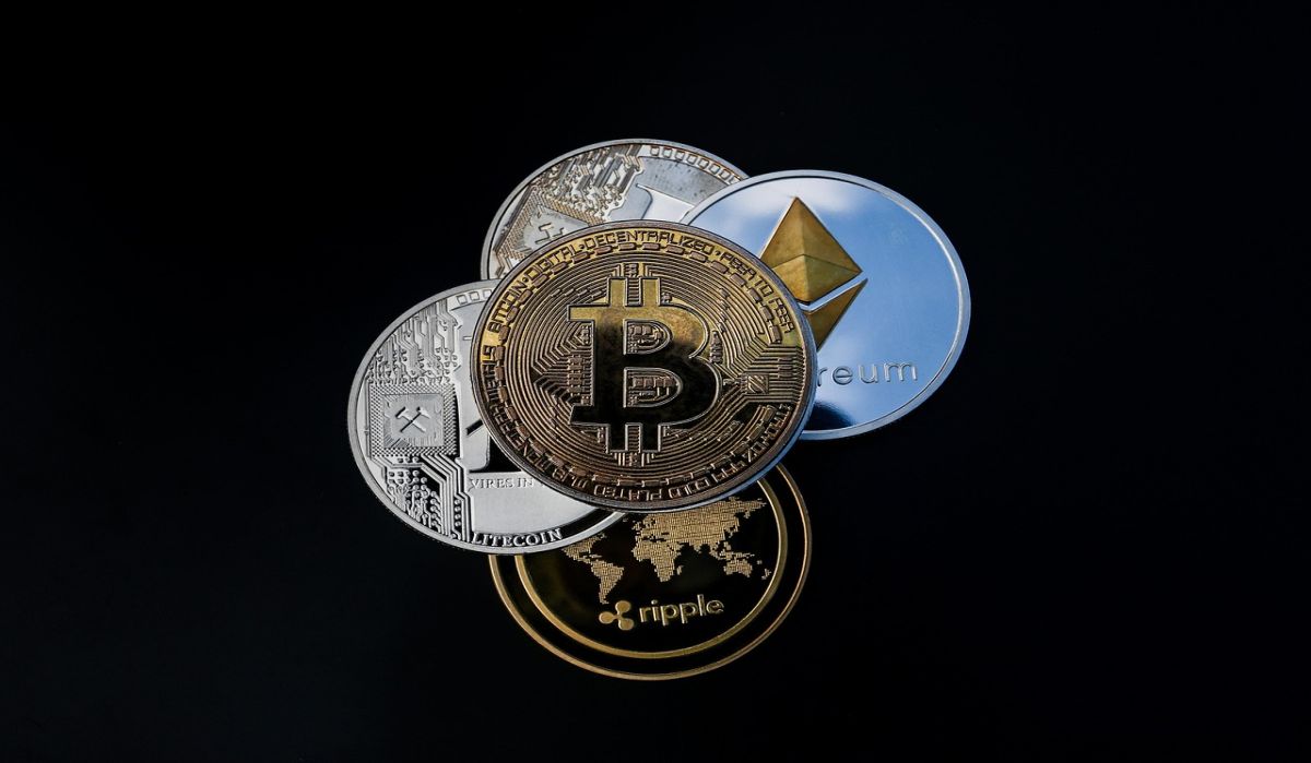 La IA de ChatGPT prevé tres escenarios de precio para XRP, BTC y SOLX
