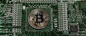 Bitcoin ganha impulso, volta para US$ 70 mil e liquida traders vendidos