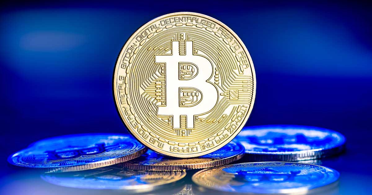 仮想通貨ビットコイン(BTC)のロゴが記された硬貨