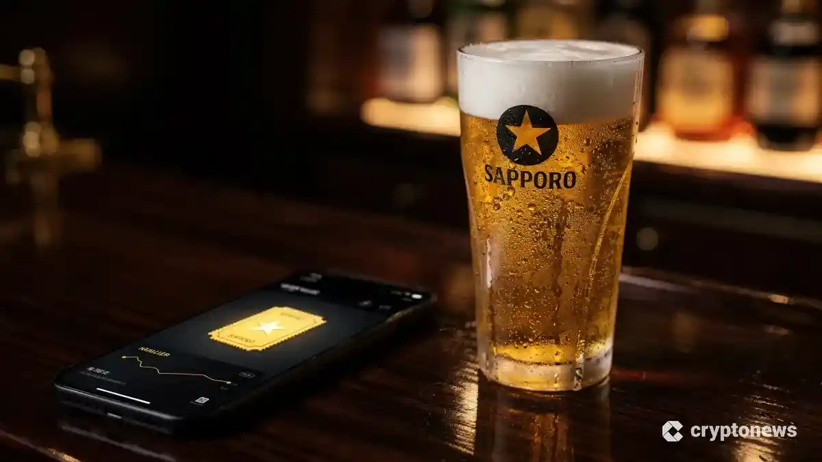 銀座のバーカウンターに置かれたサッポロ黒ラベルとNFT画面を表示したスマートフォン