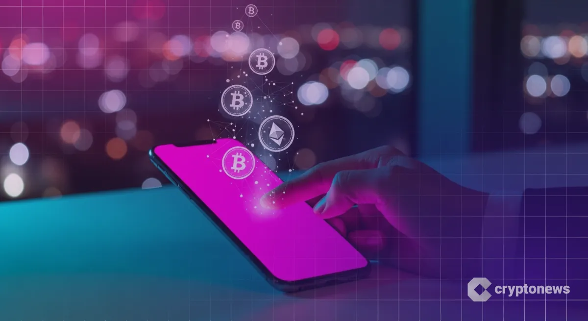 東京夜景、光る仮想通貨アプリを操作するビジネスパーソンの手元
