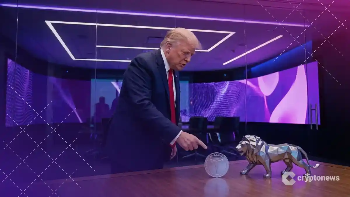 トランプ大統領がCrypto.comのライオン像の横で新しい株主優待トークンを自信満々に提示する様子
