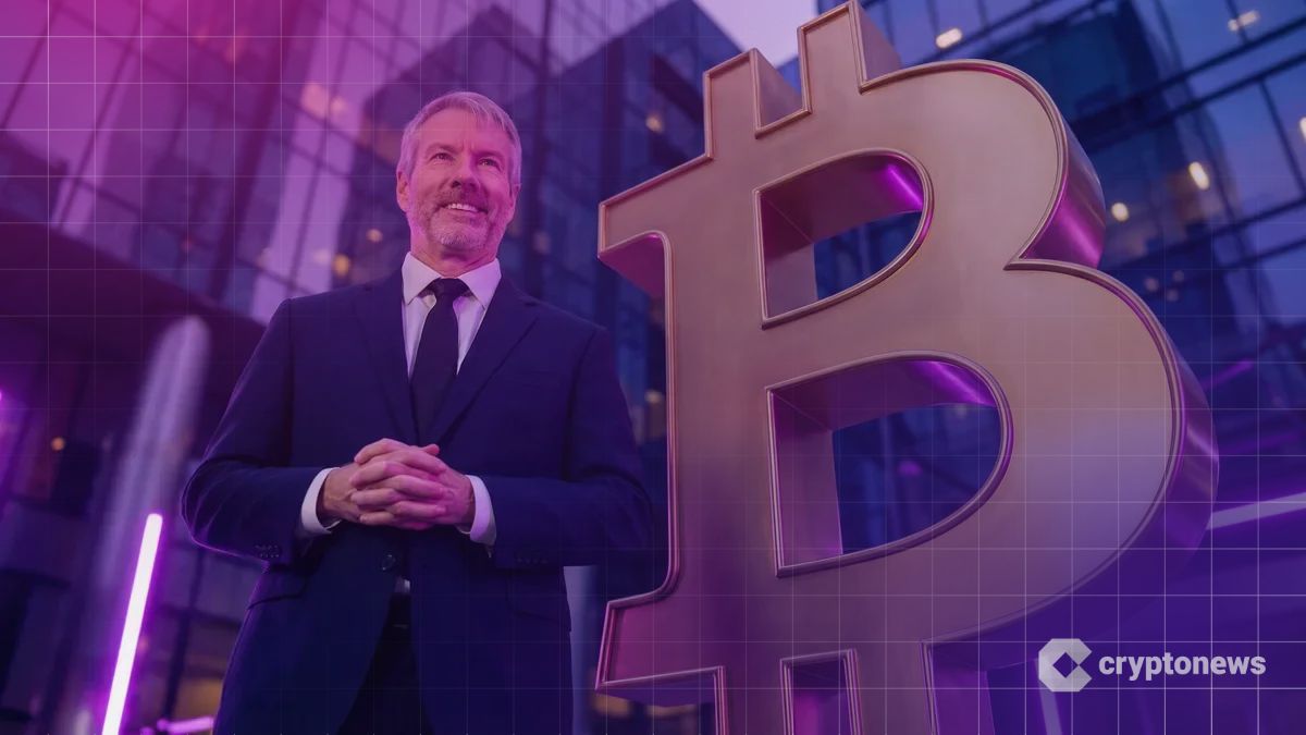 巨大なビットコインロゴの横に立つマイケル・セイラー
