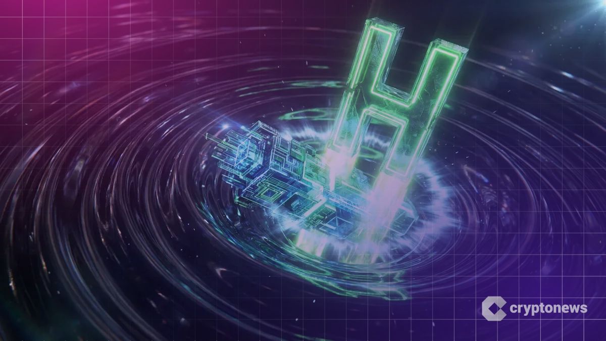 HyperliquidのHYPEトークンがHIP-4提案を受けて急上昇する様子を表す、暗い背景にネオングリーンの流体と結晶構造が輝く3Dグラフィック