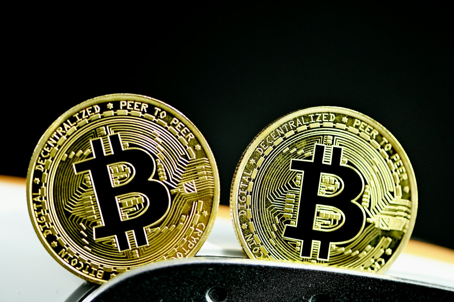 Bitcoin Weak Hands Exit While Smart Money Loads Up – Is A Breakout Near?