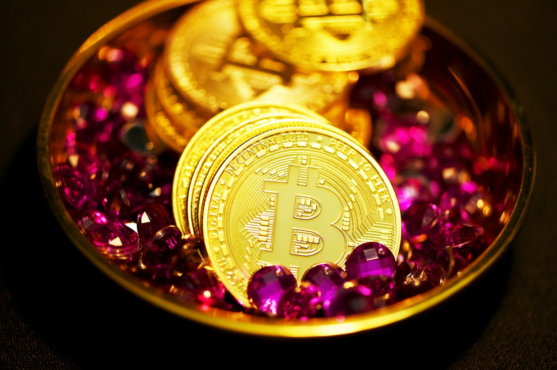 Tensión Trump-Musk: ¡Bitcoin en picada tras tasas negativas en Binance!