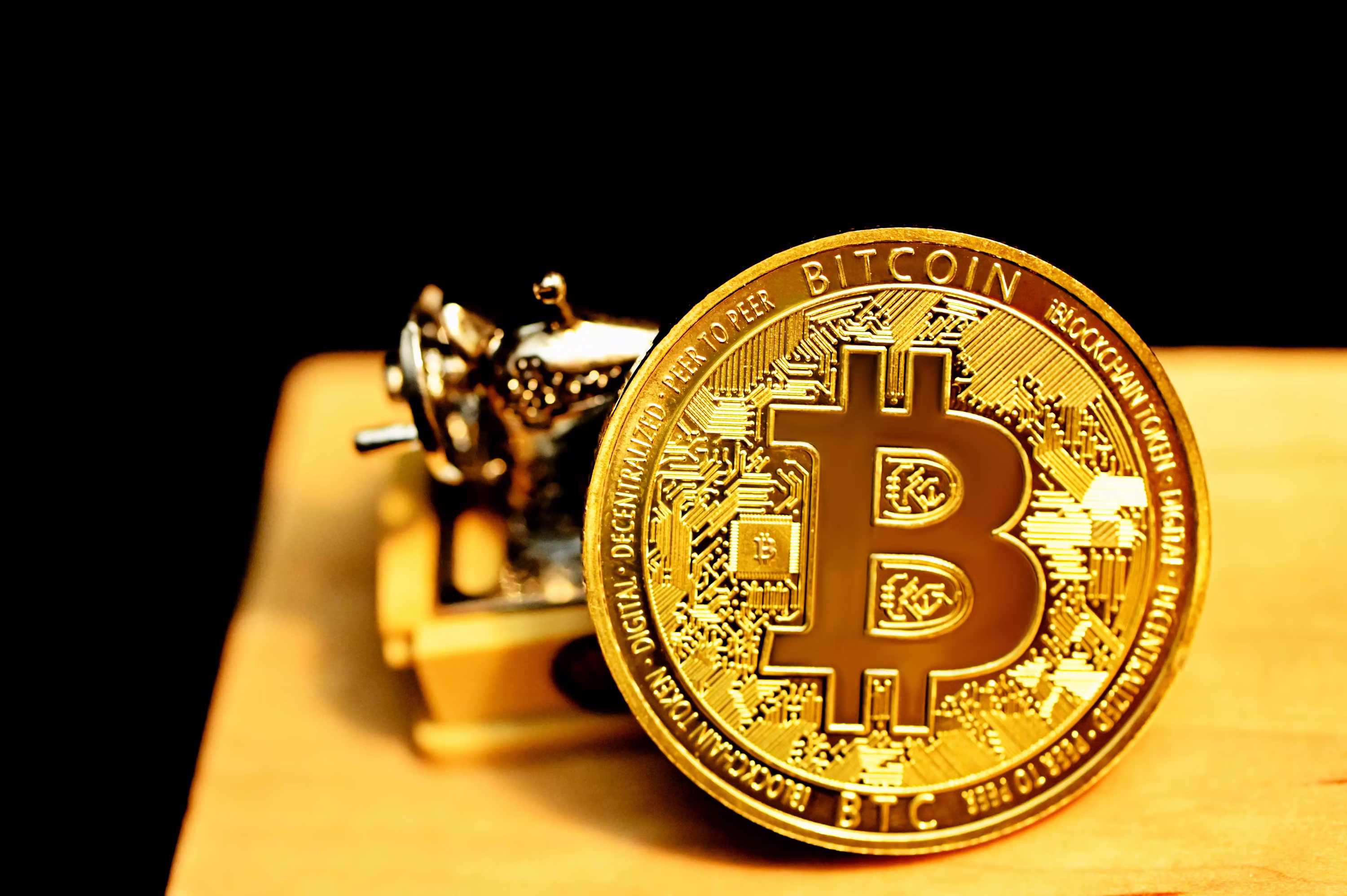Bitcoin se dispara mientras el oro se desploma en medio de la escalada de conflictos