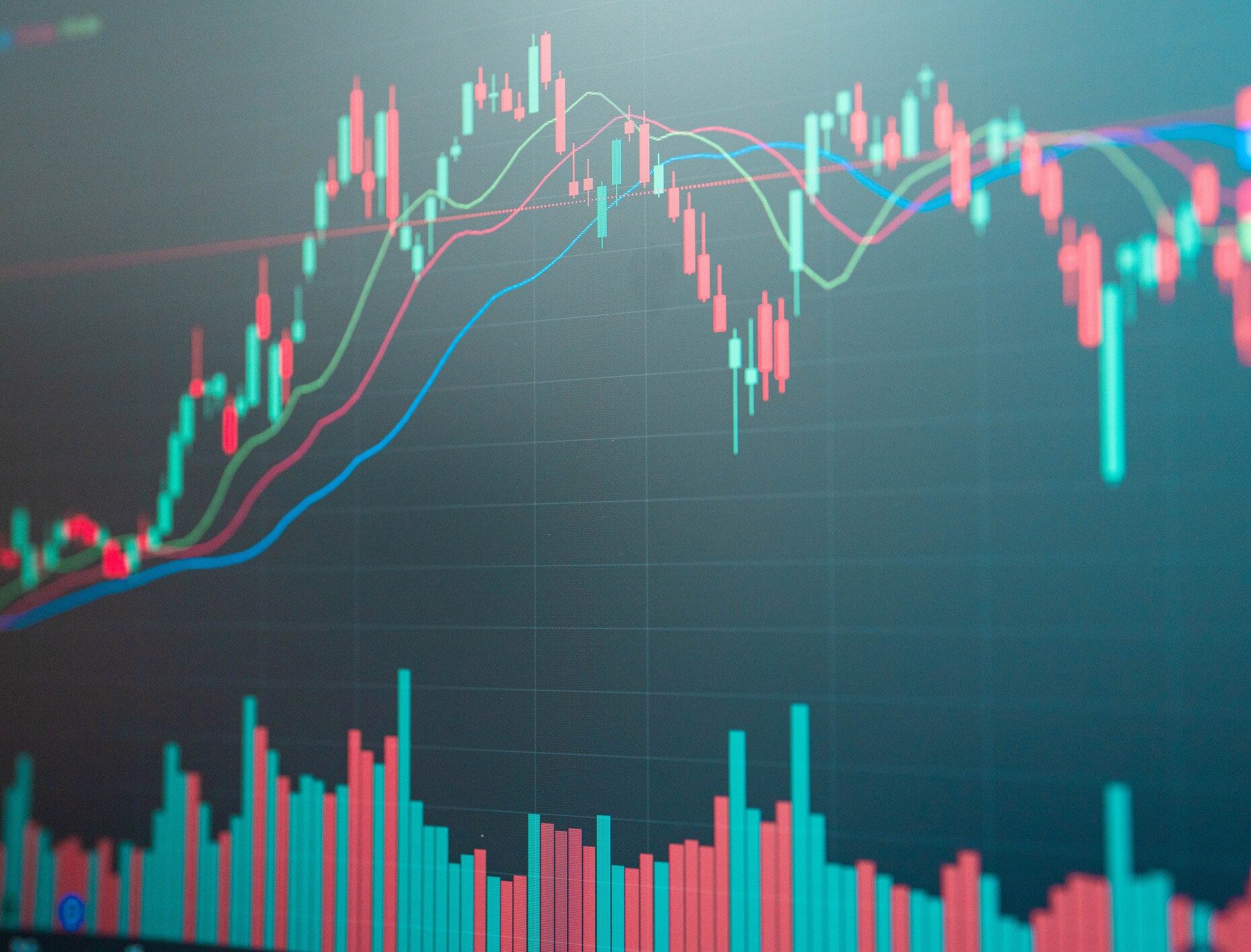 XRP en compresión: patrón de cuña descendente, niveles críticos y proyección alcista