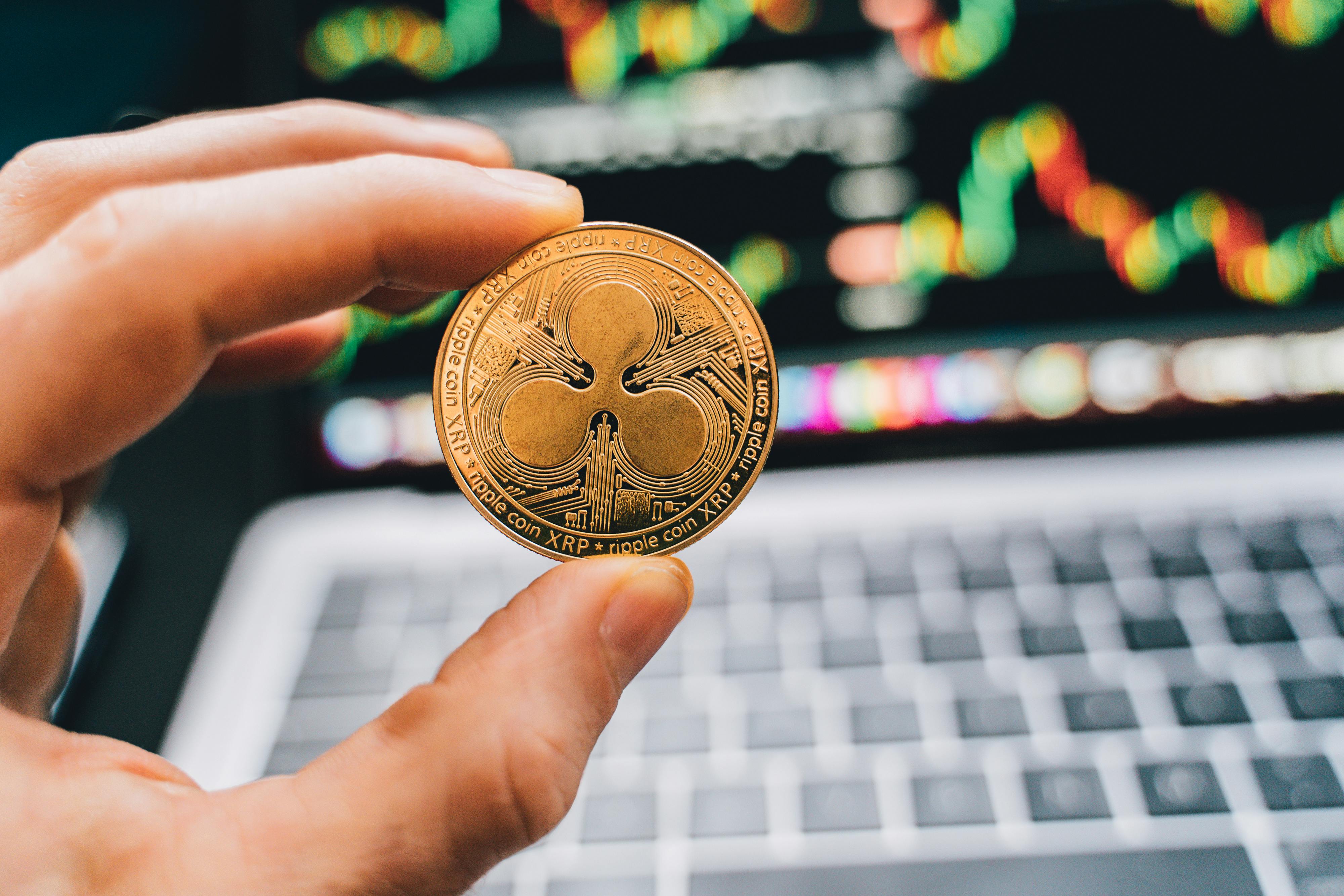 XRP rompe triángulo simétrico: posible caída al 16% y salida de los whales